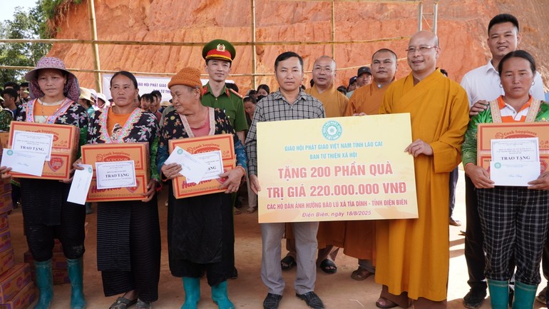 Đoàn trao bảng 200 phần quà đến người dân địa phương