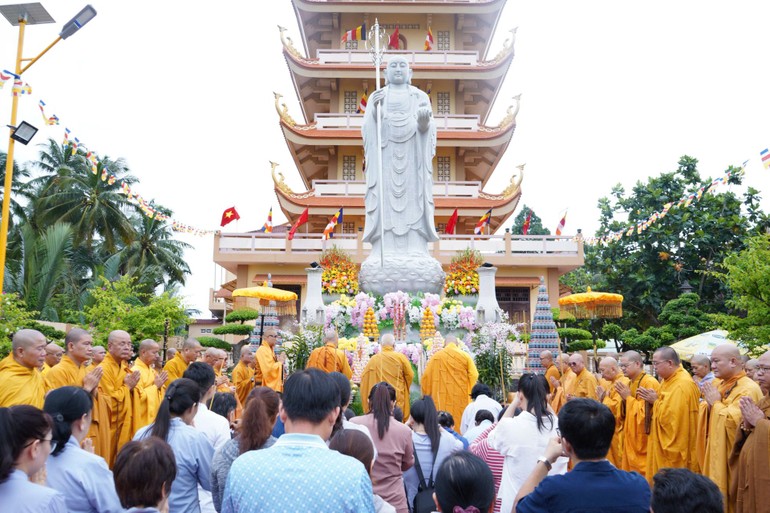 Quang cảnh Lễ an vị tôn tượng Bồ-tát Địa Tạng trong khuôn viên chùa Vĩnh Tràng