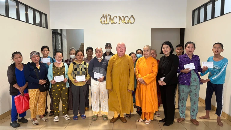 Hòa thượng Thích Duy Trấn, Ni sư Thích nữ Thông Liên trao tiền của bạn đọc ủng hộ bệnh nhân có hoàn cảnh khó khăn