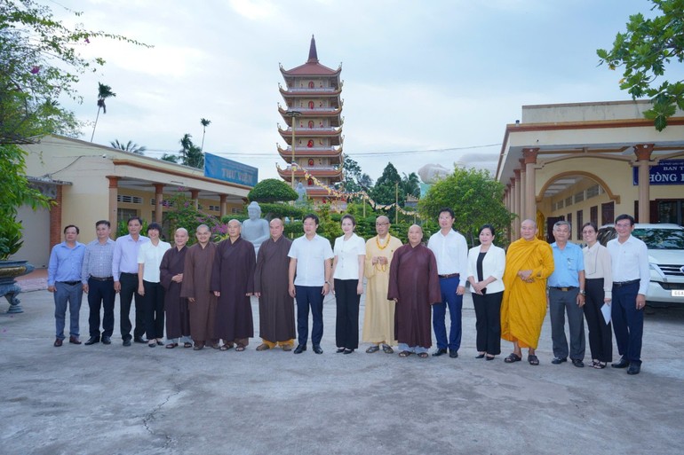 Phái đoàn lãnh đạo Tỉnh ủy Đồng Tháp chụp ảnh lưu niệm cùng chư tôn đức Ban Thường trực Ban Trị sự Phật giáo tỉnh
