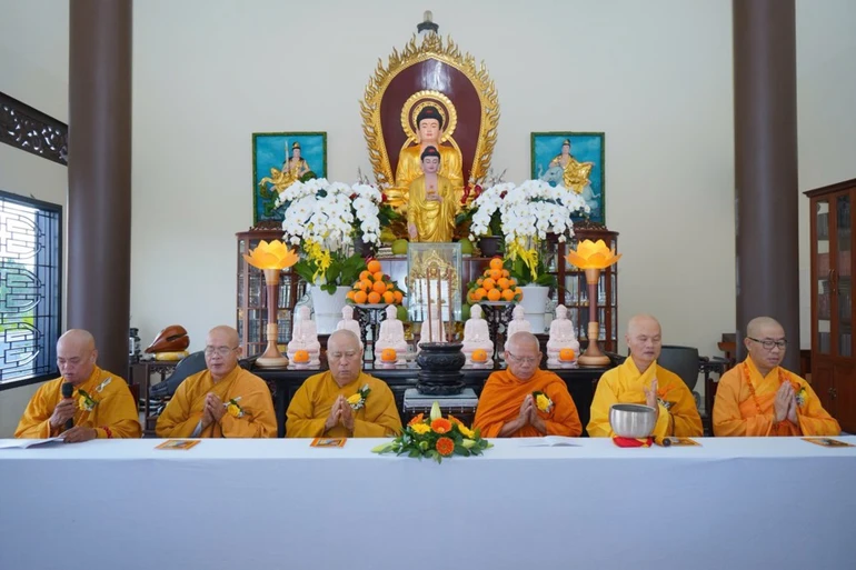 Chư tôn đức trì tụng kinh Vu lan - Báo hiếu