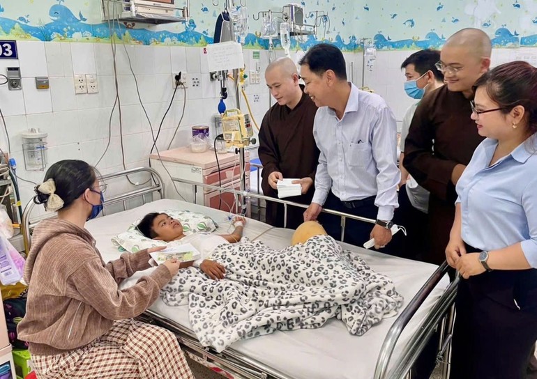 Chùa Văn Thánh trao 207 phần quà cho bệnh nhi Bệnh viện Nhi Đồng 2