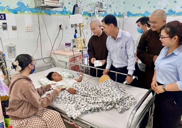 Chùa Văn Thánh trao 207 phần quà cho bệnh nhi Bệnh viện Nhi Đồng 2