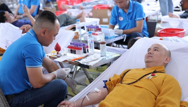 Đại đức Thích Lệ Ngôn hiến máu tình nguyện