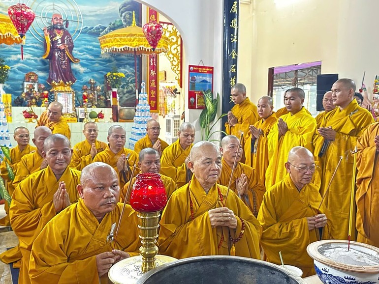 Chư tôn đức niêm hương Tam bảo tại Giác linh đường Hòa thượng Thích Huệ Tâm