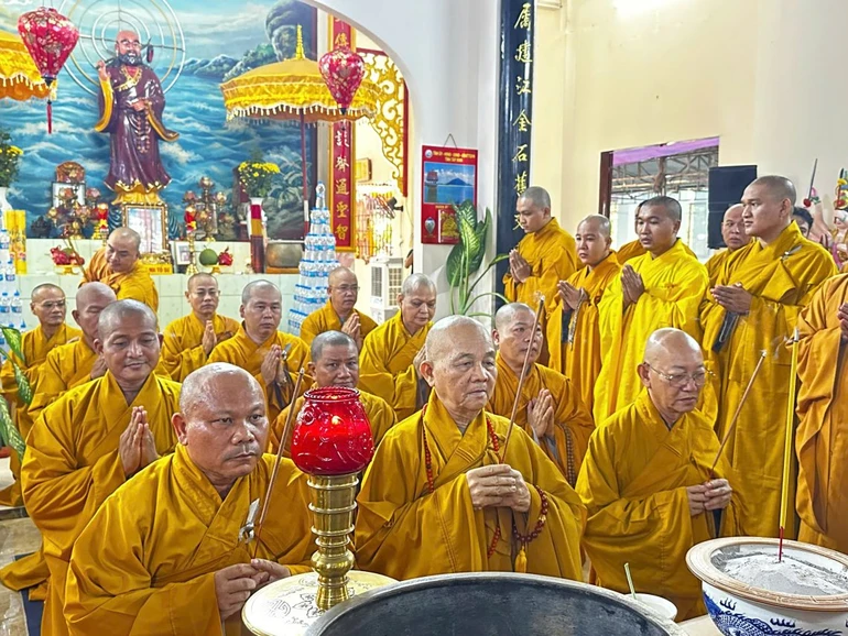 Chư tôn đức niêm hương Tam bảo tại Giác linh đường Hòa thượng Thích Huệ Tâm