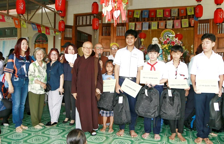 Hòa thượng Thích Chơn Nguyên, Trưởng ban Từ thiện thiền viện Vạn Hạnh trao học bổng đến học sinh vượt khó