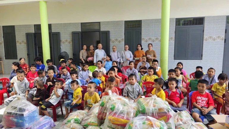 Phân ban Ni giới tỉnh trao quà đến các em tại các mái ấm nhân mùa Vu lan