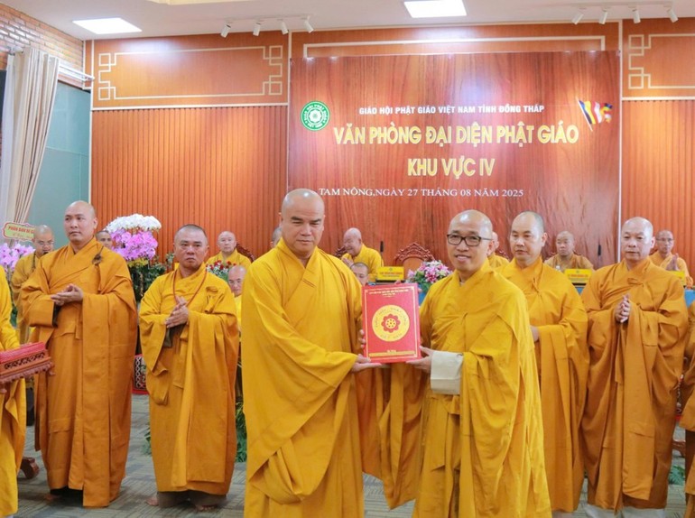 Thượng tọa Thích Tĩnh Triệt trao quyết định đến Đại đức Thích Phước Huệ