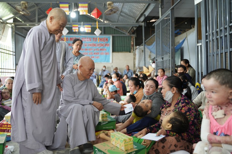 Ni trưởng Thích nữ Như Minh thăm hỏi và trao quà cho trẻ em khuyết tật nhân mùa Vu lan