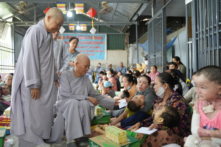 Ni trưởng Thích nữ Như Minh thăm hỏi và trao quà cho trẻ em khuyết tật nhân mùa Vu lan