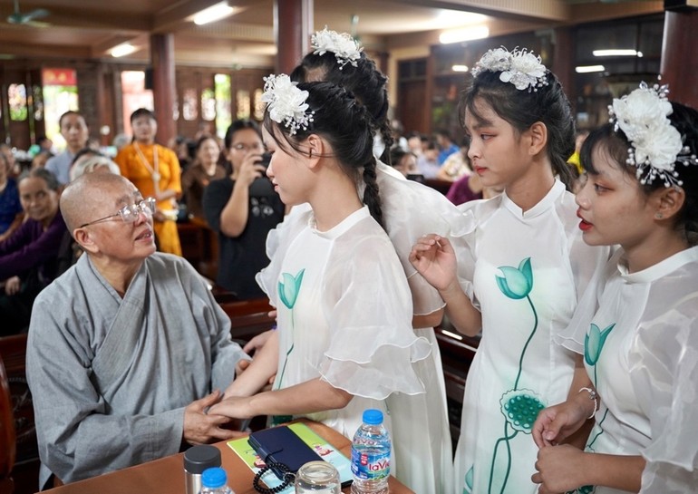 Các em ở Mái ấm chùa Bồ Đề khánh tuế Ni trưởng Thích Đàm Lan