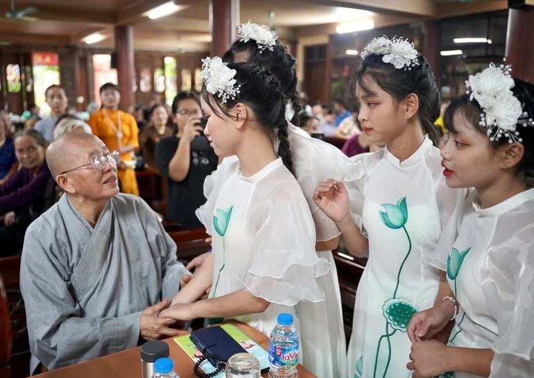 Các em ở Mái ấm chùa Bồ Đề khánh tuế Ni trưởng Thích Đàm Lan