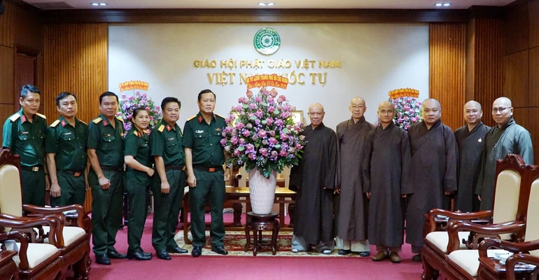 Đại tá Nguyễn Thanh Bình tặng hoa chúc mừng chư tôn đức nhân mùa Vu lan - Báo hiếu