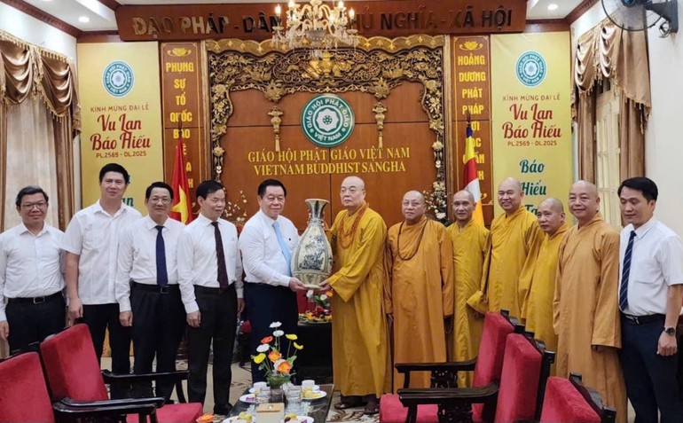 Ông Nguyễn Trọng Nghĩa thăm, chúc mừng chư tôn đức Trung ương GHPGVN