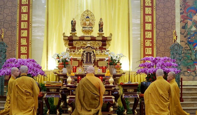 Hòa thượng Thích Lệ Trang niêm hương tham lễ chư Phật - Ảnh: HD/BGN