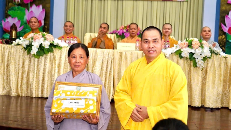 Thượng tọa Thích Thiện Thông trao giải nhất đến Phật tử tham gia cuộc thi