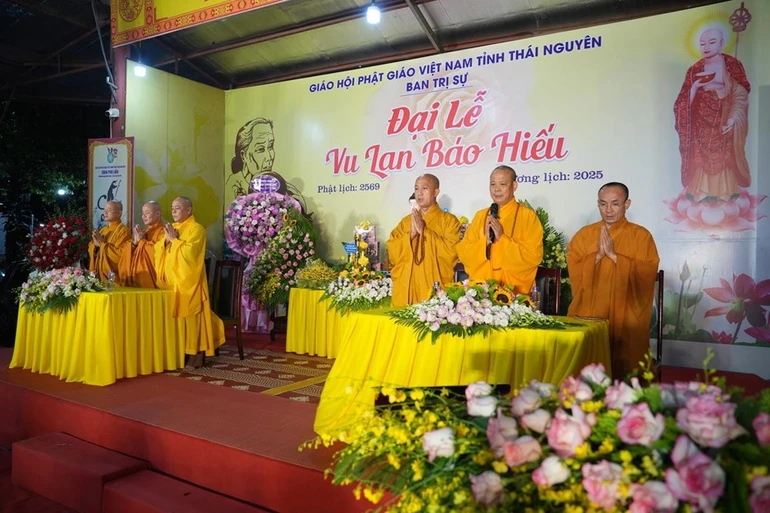 Chư tôn đức chứng minh, tham dự Lễ Vu lan tại chùa Phù Liễn