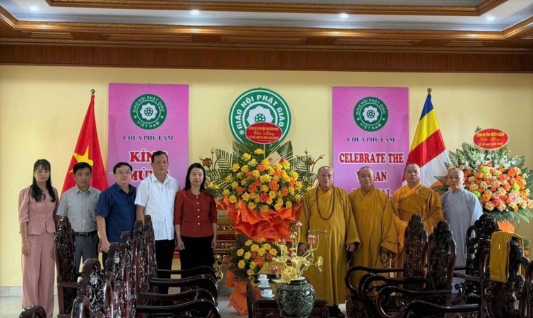 Lãnh đạo địa phương trao tặng lẵng hoa chúc mừng chư Tăng, Ni tại Lễ tạ pháp khóa An cư kiết hạ