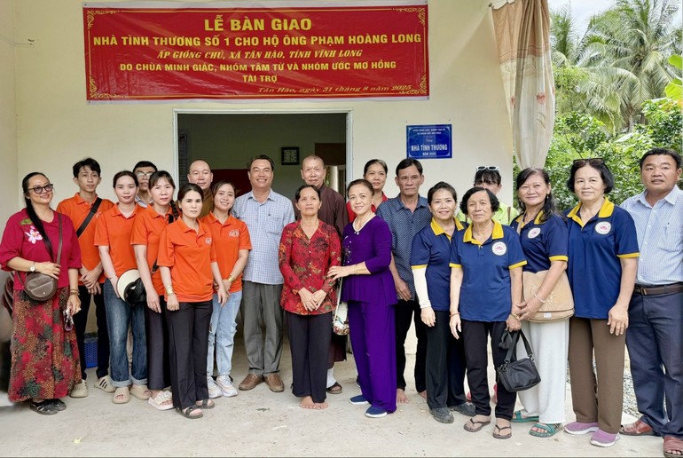 Đoàn bàn giao nhà mới đến gia đình ông Phạm Hoàng Long tại ấp Giồng Chủ, xã Tân Hào