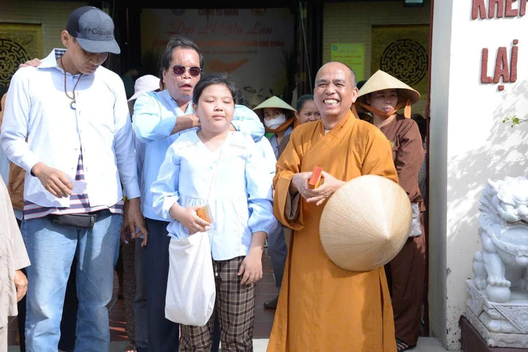 350 phần quà Vu lan được chùa Từ Mãn trao đến người khiếm thị và người dân có hoàn cảnh khó khăn