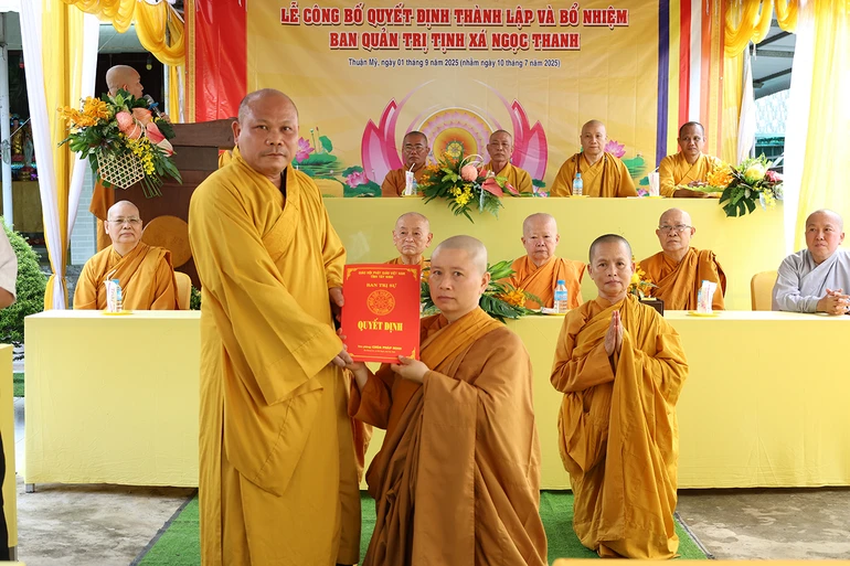 Đại đức Thích Thiện Thức trao quyết định bổ nhiệm trụ trì tịnh xá Ngọc Thanh
