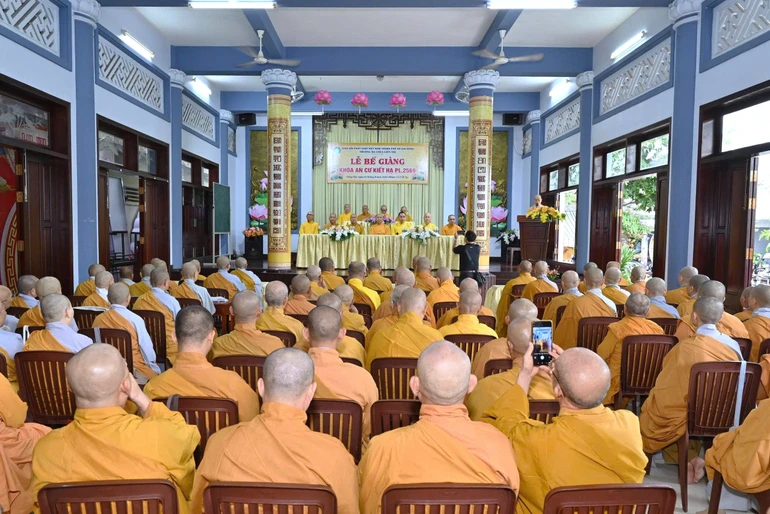 Quang cảnh Lễ tạ pháp khóa An cư kiết hạ của hai trường hạ tại P.Vũng Tàu