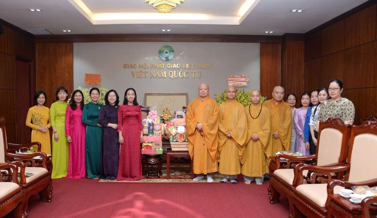 Lãnh đạo Hội Liên hiệp Phụ nữ TP.HCM và P.Hòa Hưng chúc mừng Vu lan đến chư tôn đức Ban Trị sự TP.HCM