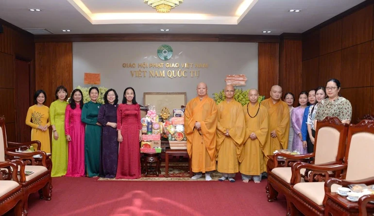 Lãnh đạo Hội Liên hiệp Phụ nữ TP.HCM và P.Hòa Hưng chúc mừng Vu lan đến chư tôn đức Ban Trị sự TP.HCM