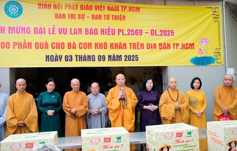 Hòa thượng Thích Lệ Trang chia sẻ với bà con P.Hòa Hưng trước buổi trao quà - Ảnh: Bảo Toàn/BGN