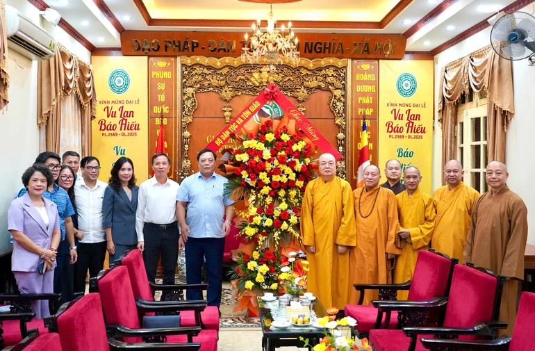 Thứ trưởng Bộ Dân tộc và Tôn giáo cùng lãnh đạo Ban Tôn giáo Chính Phủ tặng lẵng hoa chúc mừng chư tôn đức lãnh đạo GHPGVN nhân mùa Vu lan - Báo hiếu