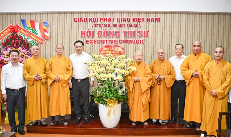 Trung tướng Mai Hoàng thăm Trưởng lão Hòa thượng Chủ tịch Hội đồng Trị sự GHPGVN nhân Đại lễ Vu lan