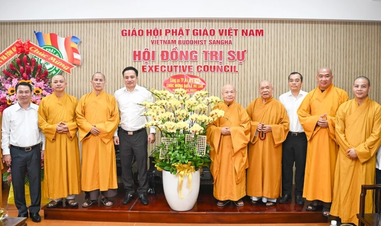 Trung tướng Mai Hoàng thăm Trưởng lão Hòa thượng Chủ tịch Hội đồng Trị sự GHPGVN nhân Đại lễ Vu lan