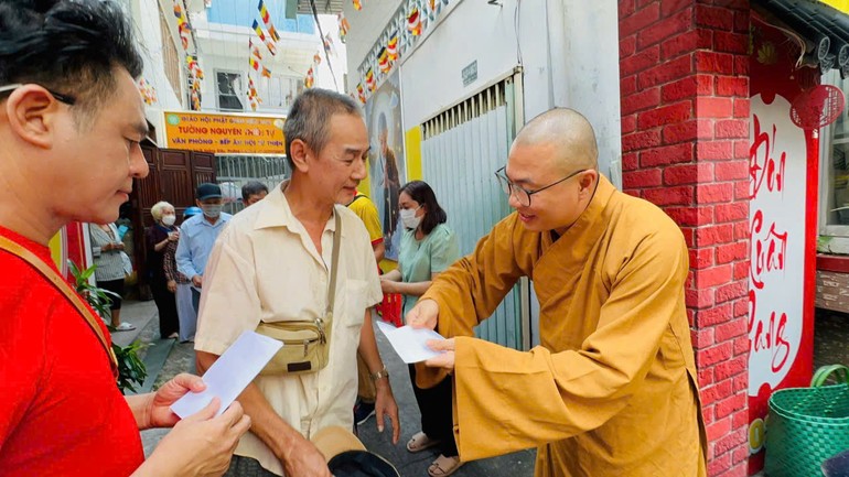 Đại đức Thích Minh Phú chia sẻ với những gia đình khó khăn tại P.Khánh Hội