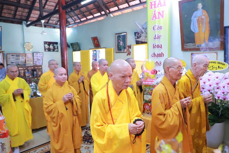 Chư tôn đức thắp hương tưởng niệm Ni trưởng Thích nữ Huyền Huệ tại tổ đình Hải Ấn