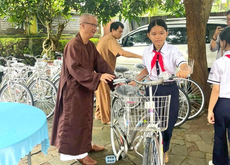Thượng tọa Thích Chúc Phú, trụ trì chùa Tịnh Quang trao tặng xe đạp cho học sinh nghèo