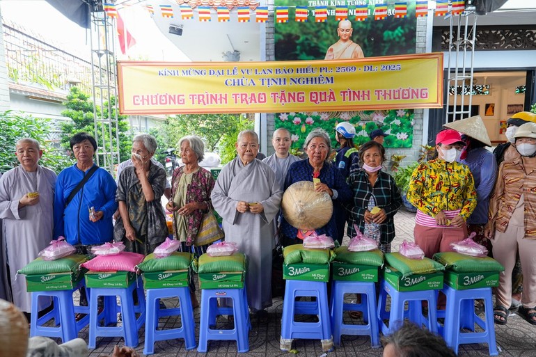 Ni trưởng Thích nữ Tịnh Nghiêm trao quà đến bà con P.Mỹ Tho nhân mùa Vu lan - Báo hiếu