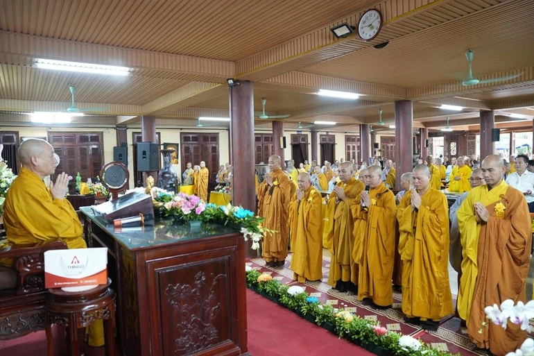  Chư Tăng Ni trong Ban Chức sự và Ban Thị giả đối trước Hòa thượng Đường chủ dâng lời tác bạch hoàn chức sự