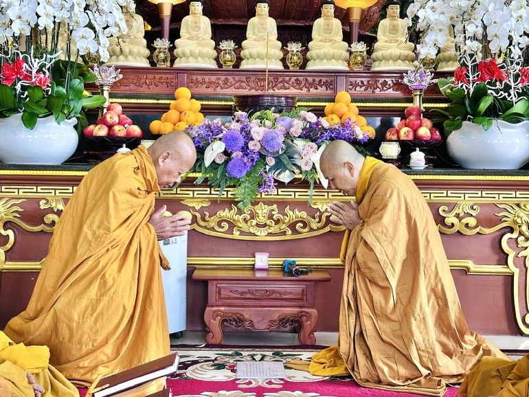 Nhị vị Hòa thượng tác pháp Tự tứ