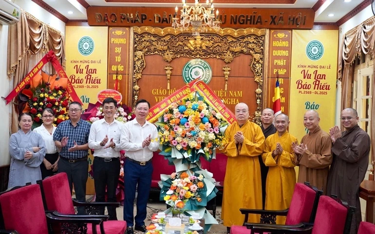 Ông Nguyễn Sỹ Trường tặng hoa chúc mừng chư tôn đức lãnh đạo GHPGVN