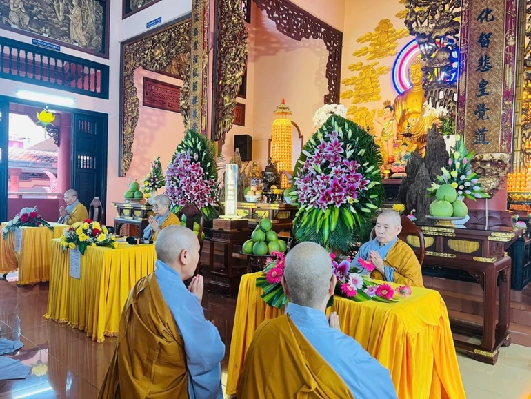 Chư Ni trường hạ chùa Quang Minh tác pháp Tự tứ sau ba tháng An cư kiết hạ