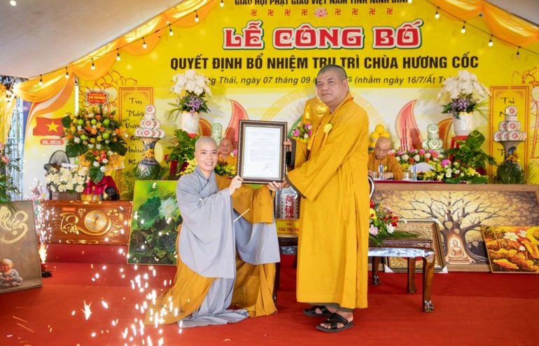 Thượng tọa Thích Thanh Mạnh thay mặt Ban Trị sự tỉnh trao quyết định đến Sư cô Thích nữ Diệu Hường