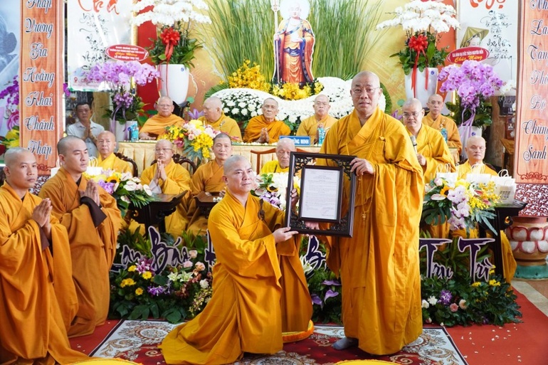 Thượng tọa Thích Quảng Lộc, Phó Trưởng ban Thường trực Ban Trị sự GHPGVN tỉnh trao quyết định bổ nhiệm đến Đại đức Thích Nguyên Hiển