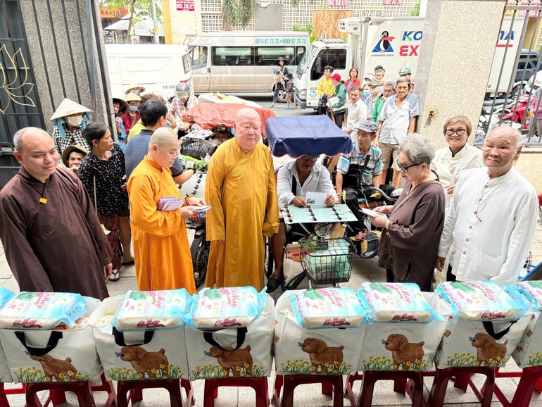 Ban Từ thiện xã hội Báo Giác Ngộ trao 100 phần quà đến người cơ nhỡ, khó khăn