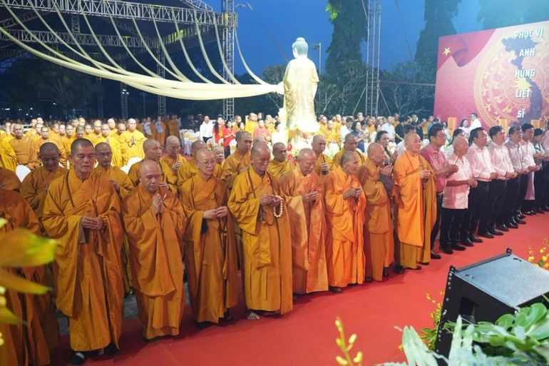 Chư tôn đức và đại biểu dâng hương tưởng niệm chư anh linh liệt sĩ tại Nghĩa trang Đồi 82, tỉnh Tây Ninh