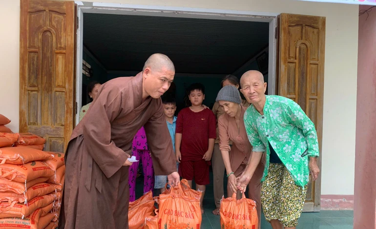 Chùa Minh Giác cùng chùa Thanh Phước trao quà tại xã đảo Nhơn Châu, tỉnh Gia Lai