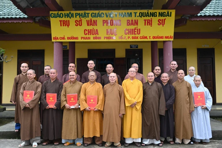 Ban Trị sự đã trao quyết định chuẩn y nhân sự cho 12 ban chuyên môn trực thuộc Ban Trị sự Phật giáo tỉnh 