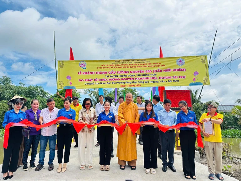 Cắt băng khánh thành cầu Tường Nguyên 555, tại xã Tân Nhuận Đông