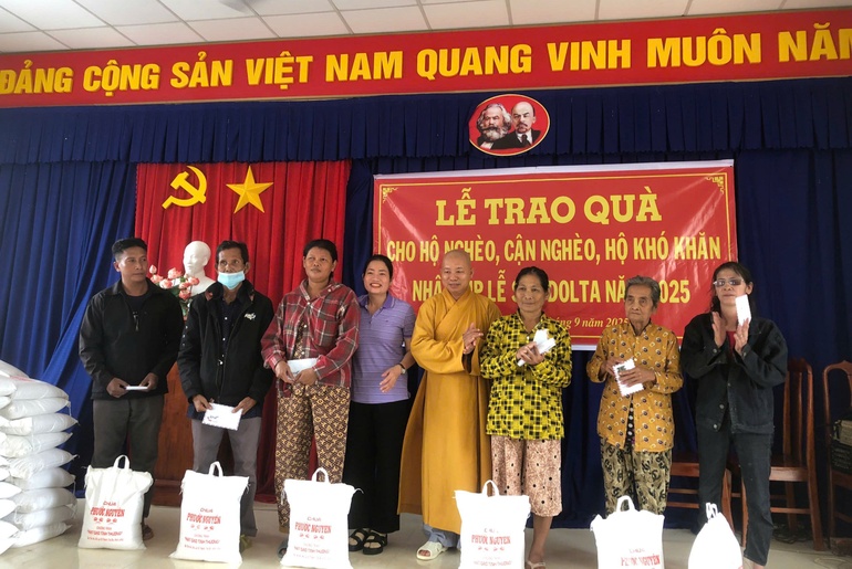 Thượng tọa Thích Chơn Tịnh trao quà cho người dân xã Trà Côn