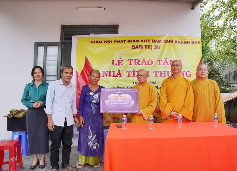 Thượng tọa Thích Hạnh Huệ đã đại diện Ban Trị sự GHPGVN tỉnh Khánh Hòa tặng căn nhà đến hộ gia đình ông Quảng Xin